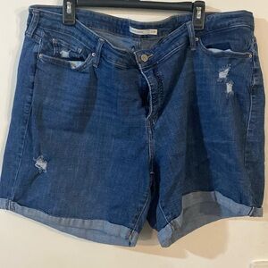 Women’s plus size Levi’s denim shorts